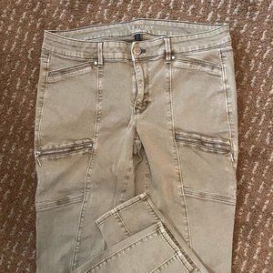 WHITE HOUSE BLACK MARKET khakis with a zipper finish